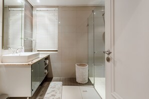 Signature Apartment | Bathroom | Shower, free toiletries, hair dryer, towels - Unit Number 620 Cape Royale Luxury Apartments (Cape Town)