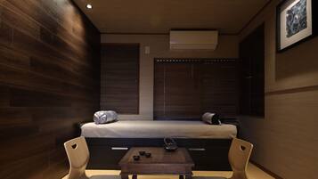 2 bedrooms, desk, laptop workspace, blackout drapes