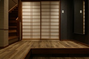 Interior entrance - Shiki Homes IKKŌ 8 (Kyoto)