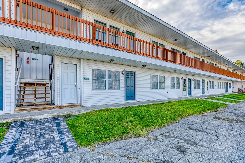 Charming condo w/ lake access, dock, WiFi & mountain views!
