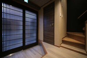 Interior entrance - Shiki Homes IKKŌ 9 (Kyoto)