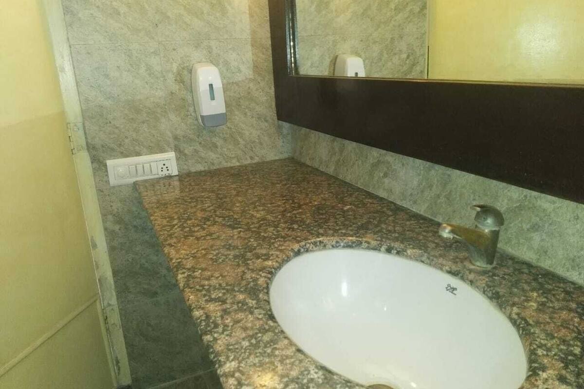 Habitación Deluxe doble | Baño | Ducha y bañera combinadas y artículos de higiene personal gratuitos