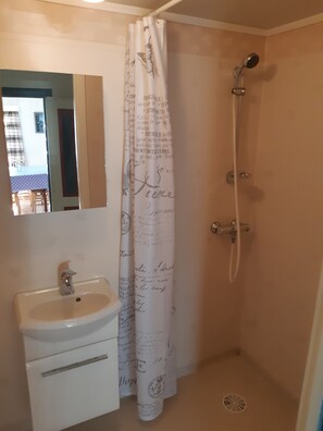 อพาร์ทเมนท์, 2 ห้องนอน (Bed linen, towel & cleaning excluded) | ห้องน้ำ | ฝักบัว, ผ้าเช็ดตัว, กระดาษชำระ