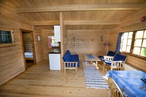 Standard-Ferienhütte, 2 Schlafzimmer (Bed linen, towel & cleaning excluded) | Wohnbereich | Flachbildfernseher
