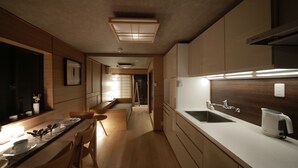 Eine moderne Küche mit Holzausstattung, einer weißen Arbeitsplatte und einer eingebauten Spüle.