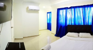 Desk, blackout drapes, iron/ironing board, free WiFi - Cattleya Glory Hotel (Johor Bahru)