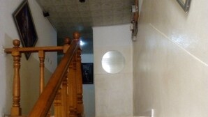 Un escalier avec des balustrades en bois et des marches en marbre.