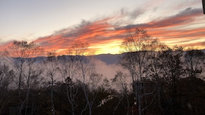 A sunset view with trees and mountains in the background. - Alpha Lodge Madarao (Myoko)
