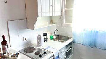 Mini-Kühlschrank, Herdplatte, Wasserkocher mit Kaffee-/Teezubehör