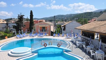 Piscine extérieure (ouverte en saison), parasols de plage