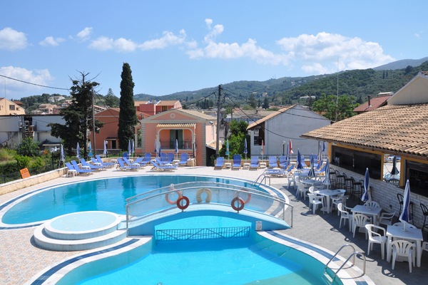 Piscina externa sazonal, guarda-sóis