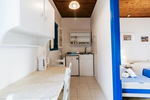 Apartamento standard | Cozinha privada | Frigobar, cooktop, cafeteira/chaleira, chaleira elétrica