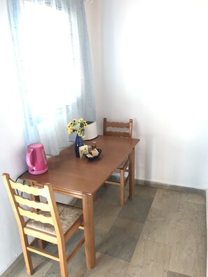 Standard Apartment | In-room dining