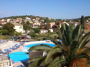 Sesongbasert utendørsbasseng og bassengparasoller