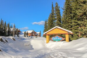 Property grounds - Renovated, ground floor, ski-in/out condo w/ new private hot tub & shared pool (Big White Mountain)