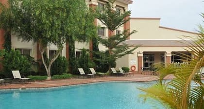 Wood Peckers Hotel