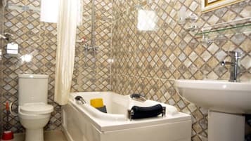 Quarto executivo | Banheiro | Chuveiro, toalhas de banho, sabonete, papel higiênico
