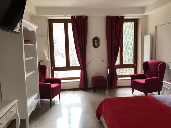 2 bedrooms, iron/ironing board, travel cot, free WiFi