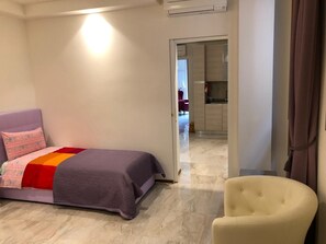 2 habitaciones, tabla de planchar con plancha y cuna de viaje 