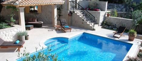 Alberca climatizada y camastros