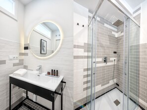 Shower, hair dryer, towels