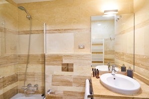 Baignoire, sĂšche-cheveux, serviettes fournies