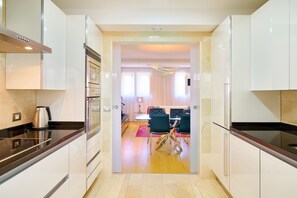 Réfrigérateur, micro-ondes, four, lave-vaisselle