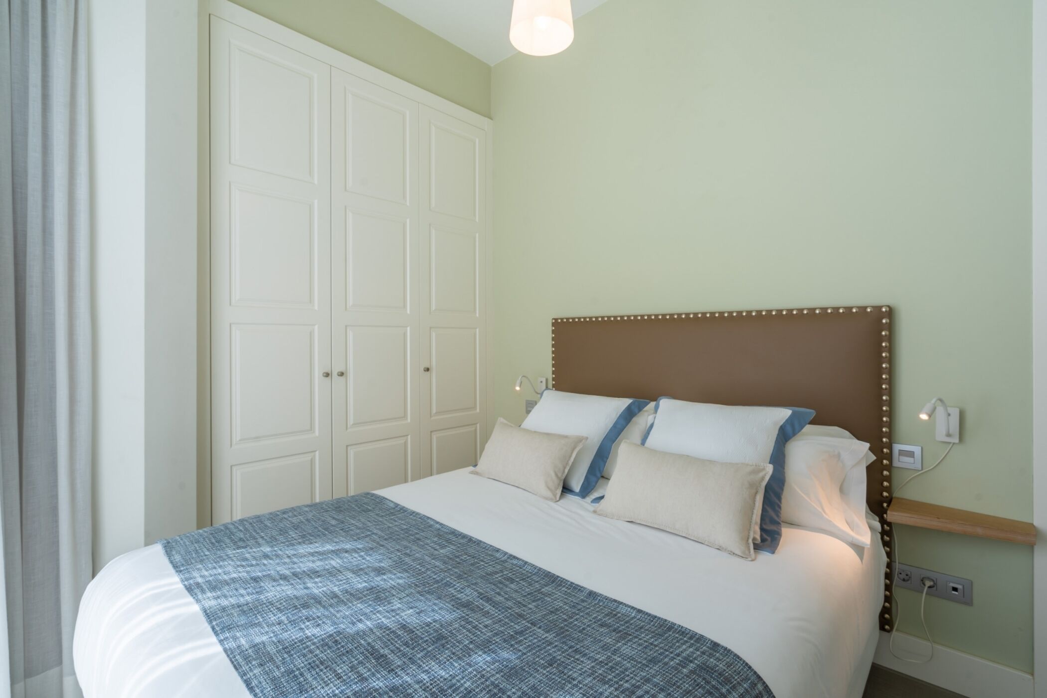 2 bedrooms, iron/ironing board, internet, bed sheets