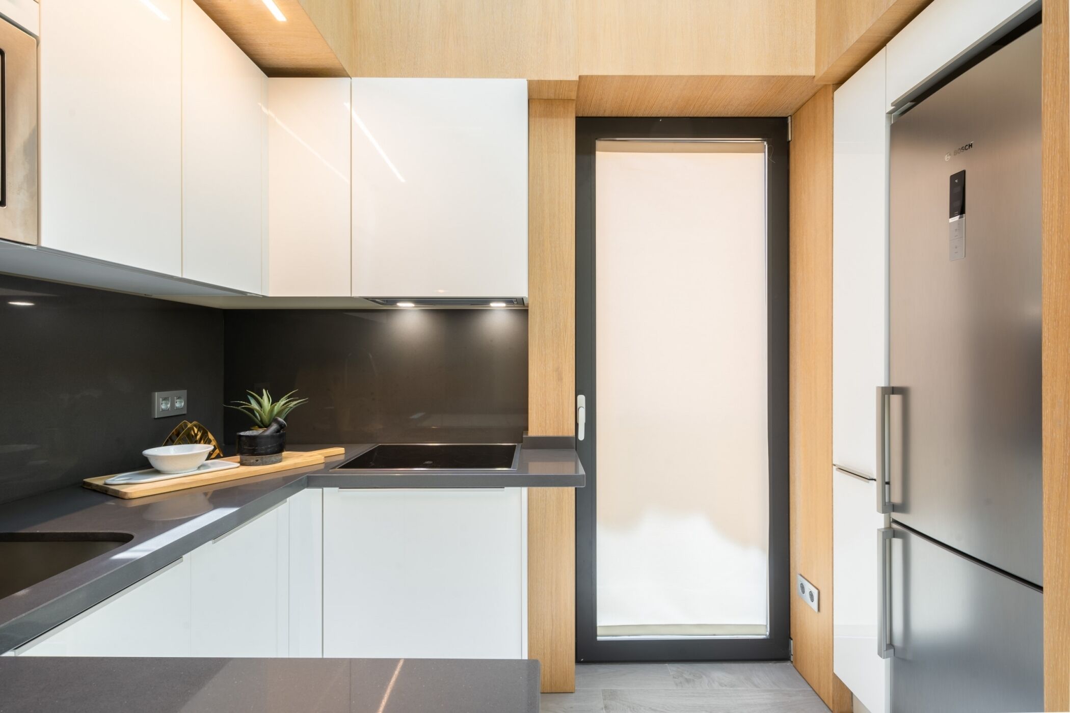 Een koelkast, een magnetron, een vaatwasser