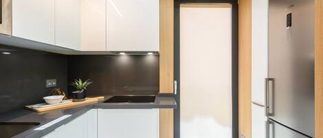 Réfrigérateur, micro-ondes, lave-vaisselle, cafetière/bouilloire