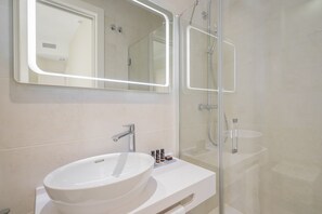Douche, séchoir à cheveux, serviettes fournies