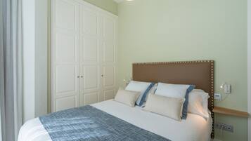 2 bedrooms, iron/ironing board, Internet, bed sheets