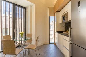 Fridge, microwave, dishwasher, coffee/tea maker