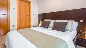 2 habitaciones, tabla de planchar con plancha, internet y ropa de cama 