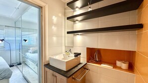A modern bathroom with a large sink, a mirror, and a towel rack. - Minerve 1,6 minuts walk from Palais (Cannes)