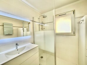 Bathtub, hair dryer, towels