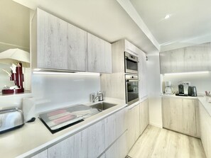 Kühlschrank, Mikrowelle, Ofen, Geschirrspüler