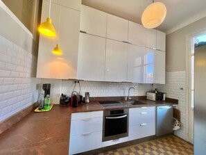 Kühlschrank, Mikrowelle, Ofen, Geschirrspüler