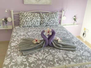 2 bedrooms, in-room safe, iron/ironing board, WiFi - Delightful 2 bedroom luxury apartment containing all you need for relaxing times (Paphos)