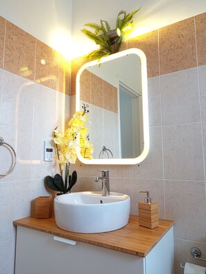 Hair dryer, towels, soap, shampoo - Delightful 2 bedroom luxury apartment containing all you need for relaxing times (Paphos)