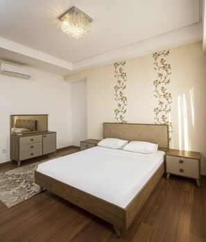 Langsir/tirai gelap terus, kalis bunyi, seterika/papan seterika 