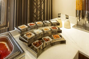Tägliches Frühstücksbuffet gegen Gebühr