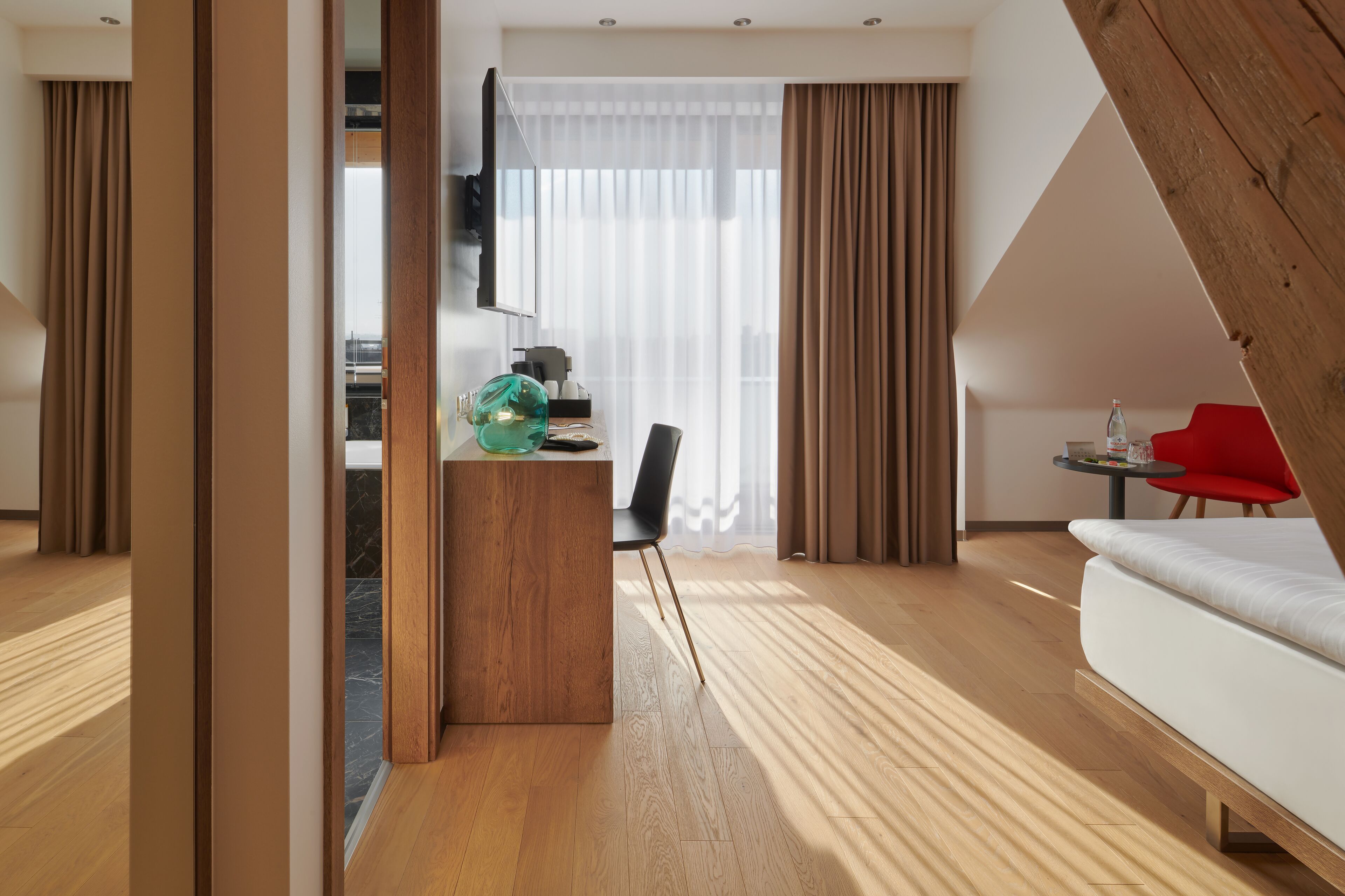 executive room | minibar, in-room safe, desk, laptop workspace