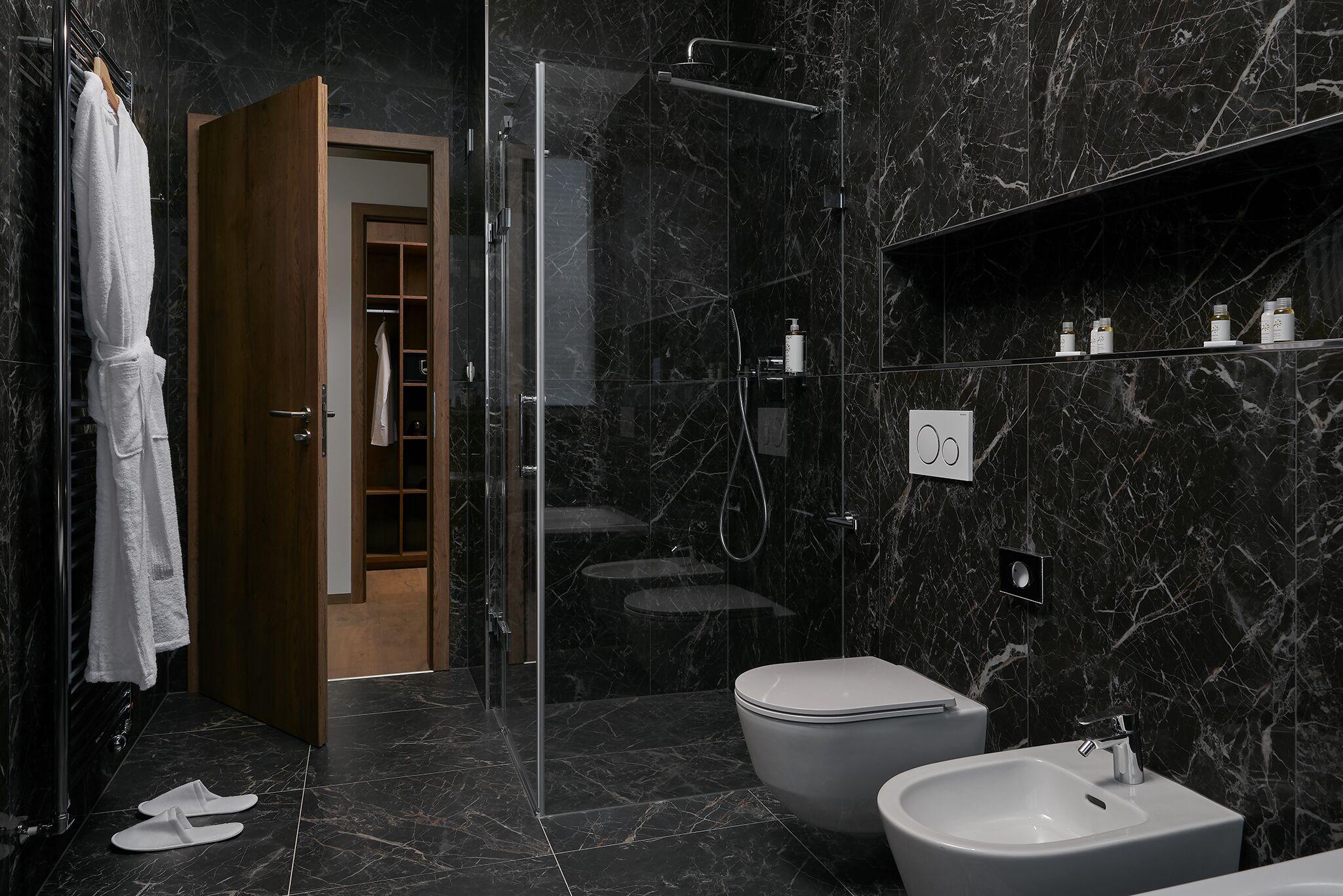 Une salle de bain moderne avec une douche à parois de verre, des toilettes et un lavabo.