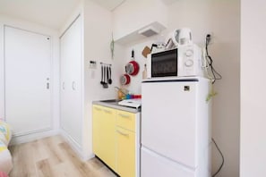 ห้องพัก (Apartment 301) | ครัวขนาดเล็กส่วนตัว | ตู้เย็นเล็ก, ไมโครเวฟ, เตาประกอบอาหาร, เครื่องชงกาแฟ/ชา
