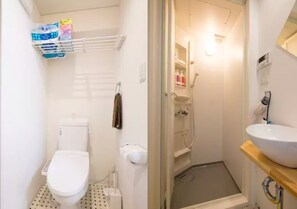 ห้องพัก (Apartment 301) | ห้องน้ำ | ฝักบัว, ของใช้ในห้องน้ำฟรี, ไดร์เป่าผม, รองเท้าสวมภายในห้อง