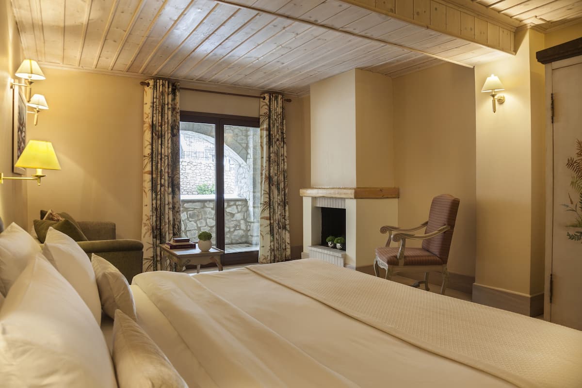 Hypo-allergenic bedding, minibar, in-room safe, desk