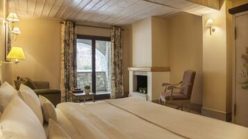 2 bedrooms, hypo-allergenic bedding, minibar, in-room safe