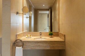 Ilmaiset hygieniatuotteet, hiustenkuivaaja, kylpytakit, tohvelit