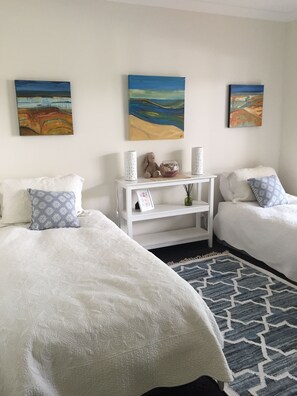4 bedrooms, iron/ironing board, WiFi, bed sheets